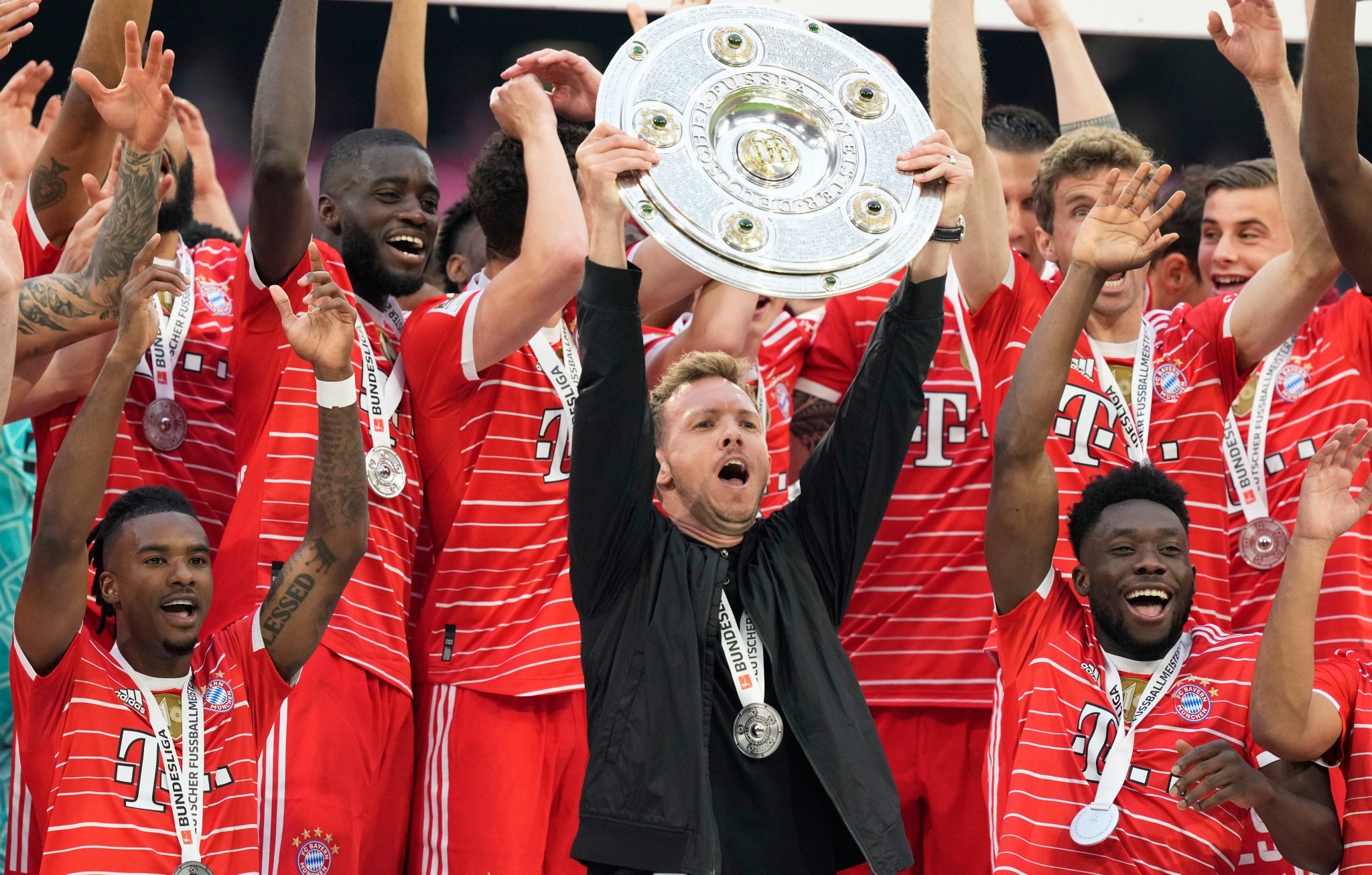 拜仁慕尼黑：欧冠赛场上的钢铁战车，一路碾碎质疑